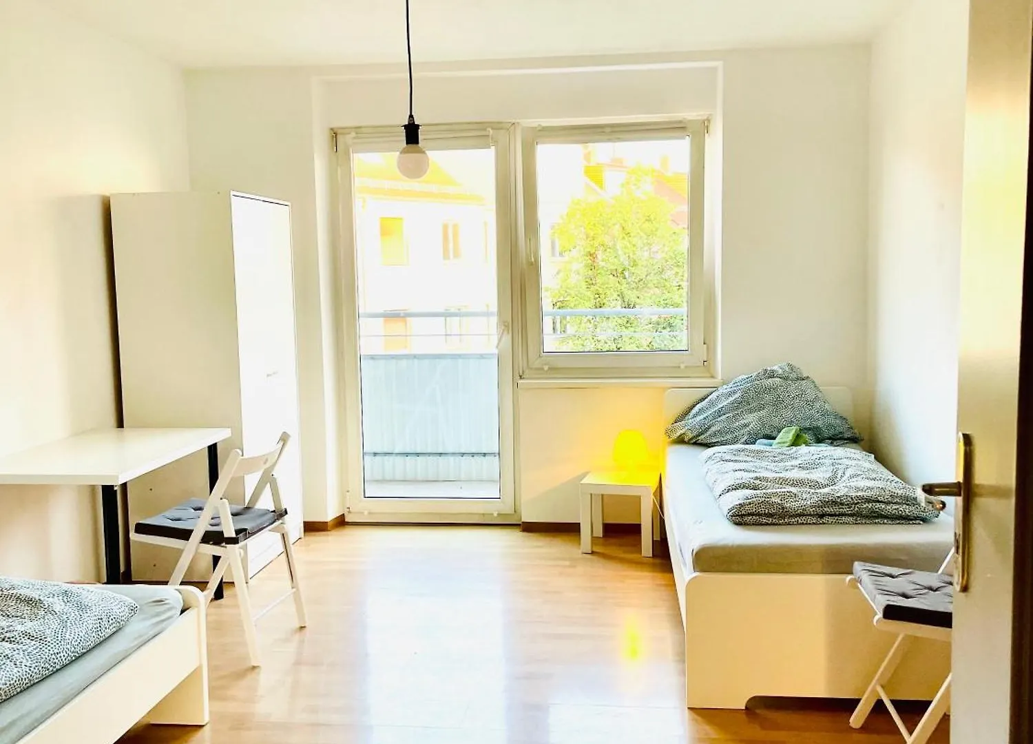 Ferienwohnung Fuer 4 Personen, U-Bahn, Autobahn Naehe, Balkon contacts